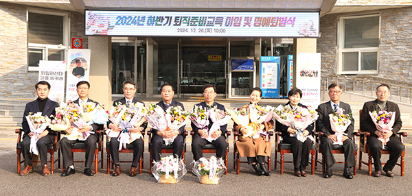 최재형 군수, 강대옥 재무과장, 송선호 지역개발과장, 신중수 축산과장, 신건호 산림녹지과장, 김호중 장갑보건진료소장, 유미상 고석보건진료소장, 장덕수 속리산휴양사업소장, 이택수 부군수(좌측부터)가 공로연수 이임식 및 명예퇴임을 기념하기 위해 카메라 앞에 섰다. /제공 보은군