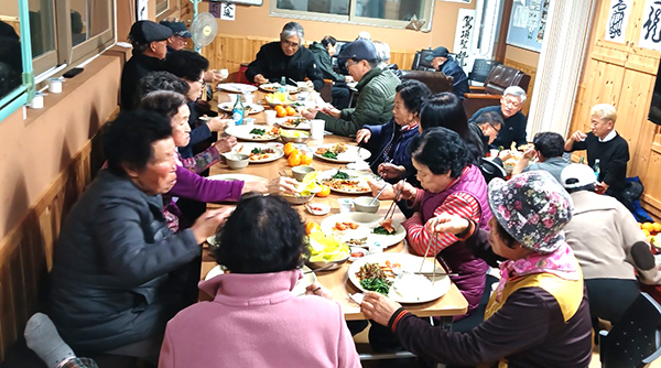 속리산면 구병리 마을이 저녁을 함께하는 마을로 매주 화합의 시간 보내고 있다. 사진은 구병리 주민들이 모여 식사를 나누는 모습. /제공 속리산면