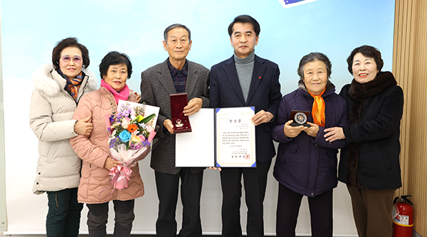 6.25전쟁 참전유공자 무공훈장을 전수받은 고(故) 사오용 씨의 조카 사천수 씨와 가족들. /제공 보은군