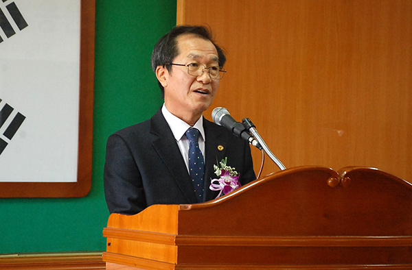 김정훈 교장이 졸업생들에게 축하 인사를 하고 있다.