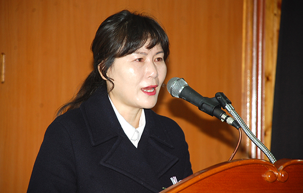 보은정보고 김도화 총동문회장이 울먹이며 후배들의 졸업을 축하하고 있다.
