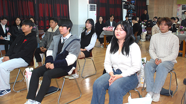 마지막 졸업생들이 졸업 축사에 귀 기울이고 있다.