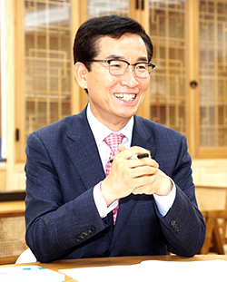 윤건영 교육감이 기록관리 최우수 기관 달성을 밝히고 있다.