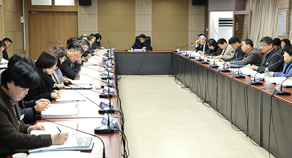 보은군청 소회의실에서 간부 50여 명이 참석한 가운데 2025년도 주요업무계획 보고회가 열리고 있다. /제공 보은군