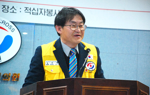 홍성직 회장이 취임인사를 하고 있다.