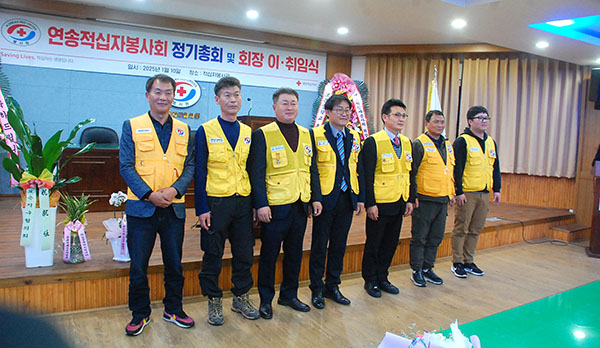 서정훈 직전회장을 비롯한 이. 취임 회장 및 집행부가 인사를 하고 있다.
