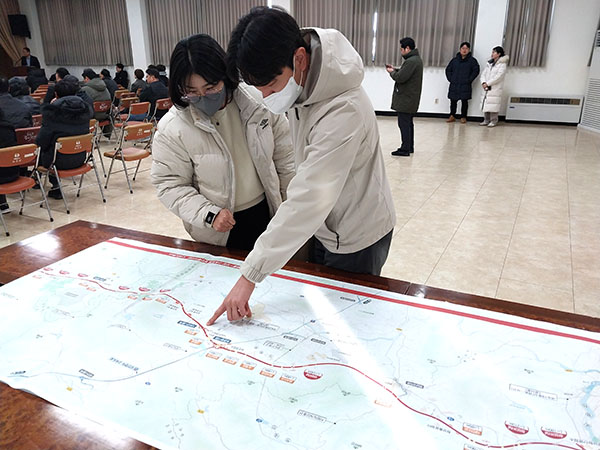지난 9일 보은군청 대회의실에서 열린 영동~보은~오창 고속도로 민간투자사업의 전략환경영향평가 초안에 대한 주민설명회에 참석한 주민이 계획노선 요약도를 꼼꼼히 들여다보고 있다.