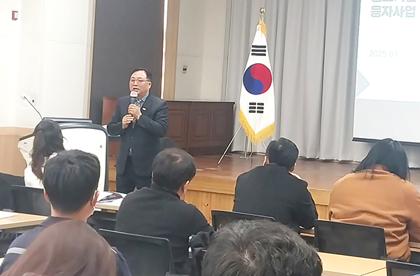 옥천 다목적회관을 찾은 남부권 중소기업인들이 지원사업 설명에 귀 기울이고 있다.