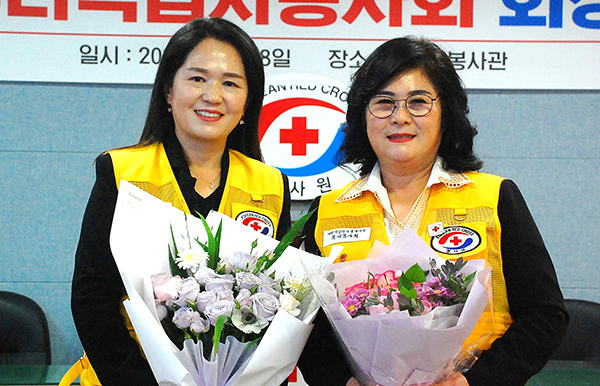 이미례 회장과 신정아 이임 회장이 서로를 격려하고 있다.