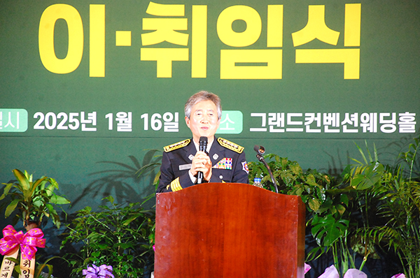 김영준 보은소방서 서장이 축하 인사를 하고 있다.
