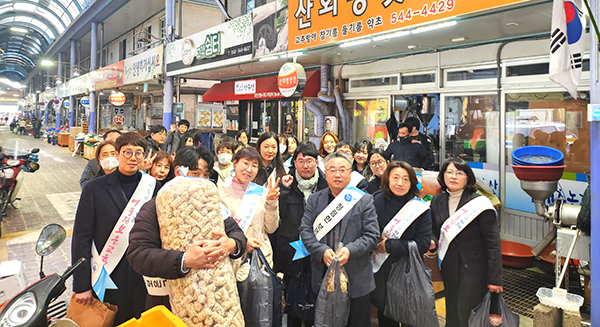 이은진 교육장을 비롯한 보은교육청 직원들이 보은전통시장을 찾아 물품을 구매하고 행복한 설 명절을 기원하고 있다.