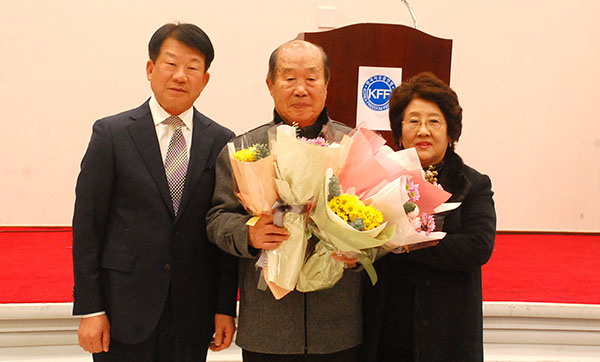 김홍희 특우회장과 이정례 자총여성회장이 김병욱 특우회원의 전역을 축하하고 있다.