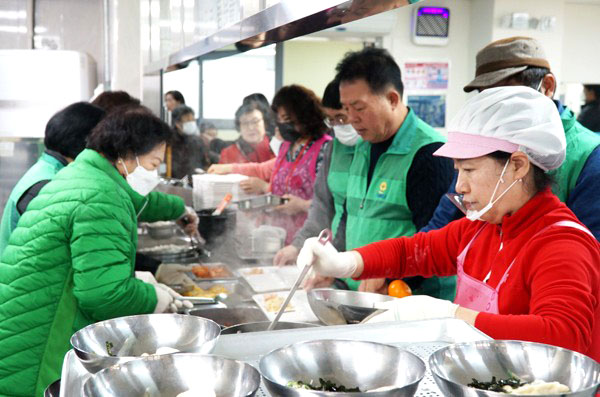 보은군직공장새마을협의회 회원들이 어르신들께 드릴 떡국을 끓이고 있다.