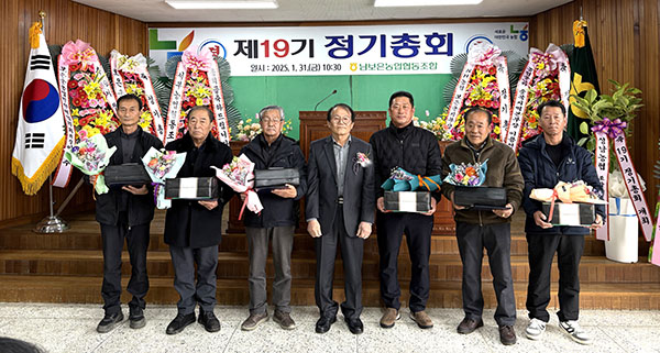 박순태 남보은농협 박순태 조합장이 경제사업부문 우수조합원상을 시상하고 있다.