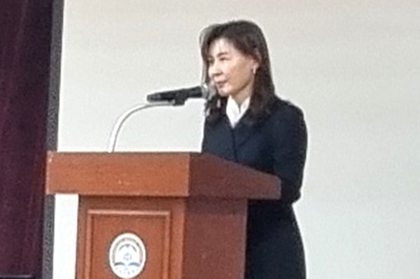김성은 속리산중 교장이 “멋지고 당당하게 살아달라”며 졸업을 축하하고 있다.