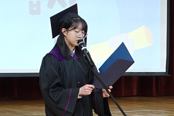 홍시아 졸업생 대표가 잘 지도해준 선생님들께 감사를 표하고 있다.