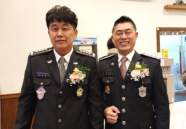 지난 7일 보은군자율방범연합대장으로 취임한 유승구 대장(좌측)과 12년간 연합대장을 이끌어온 강문수 직전대장.