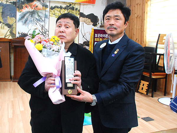 장대권 국제라이온스협회 356-D(충북)지구 총재가 황호태 회장에게 표창퍄를 전달하고 있다.