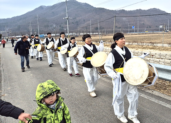 학림1구 풍물단이 마을 곳곳을 돌며 지신밟기를 하고 있다.