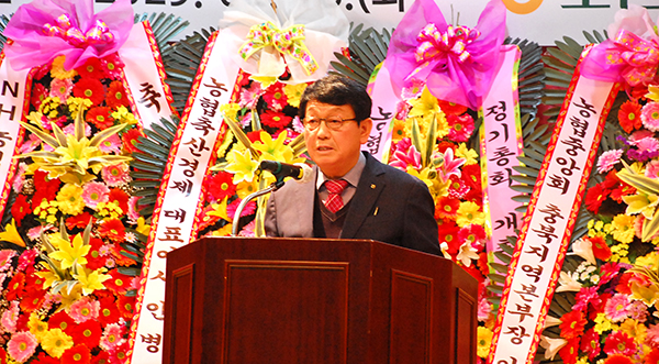 구희선 조합장이 대의원 및 임원들에게 축협의 사업 전반에 대해 설명하고 있다.