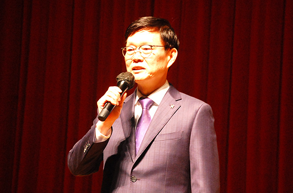 정경재 당선인이 당선 인사를 하고 있다.
