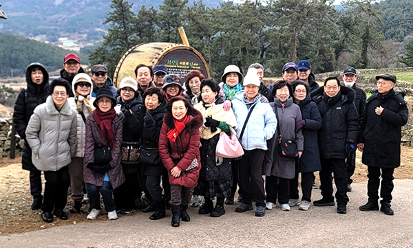 수한초 25회 동기들이 영화 ‘서편제를 촬영한 청산도에서 방문을 기념하고 있다.