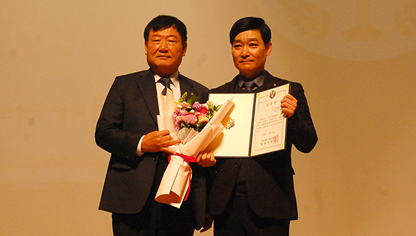 우병기 이사장이 박상우 신협충북지역본부장으로부터 우수조합상을 받고 있다.