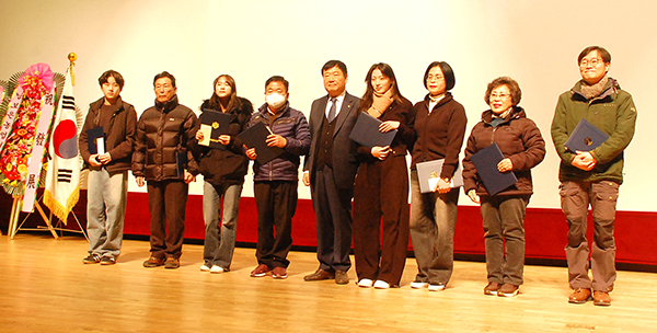 보은신협이 조합원들에게 자녀 장학금을 전달하고 있다.