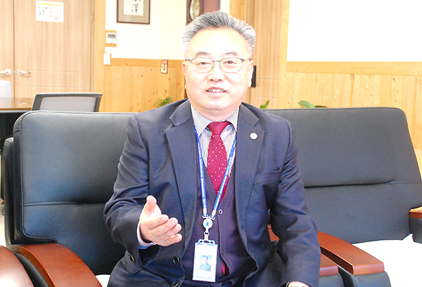 이은진 교육장이 38년간 걸어온 교육의 길을 말하고 있다.