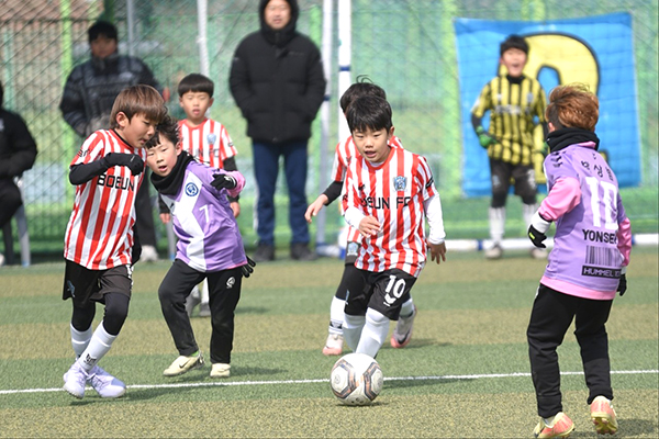 2025 보은 동계 전국 유소년축구대회에 출전한 선수들이 기량을 뽐내고 있다.