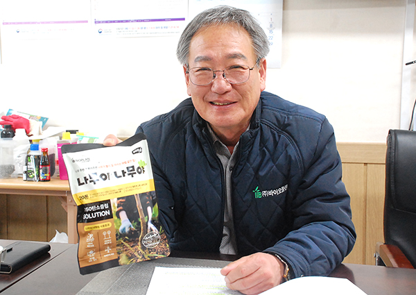 유승권 대표가 바이오플랜에서 생산하는 제품에 대해 설명하고 있다.