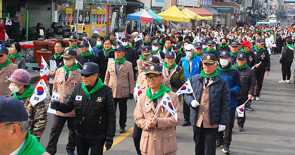 중앙사거리에서 출발한 주민들이 보은읍 시가지를 행진하고 있다.