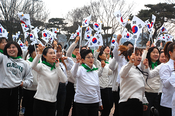 기념행사에 참여한 여성들이 3.1독립운동 퍼포먼스를 펼치고 있다.