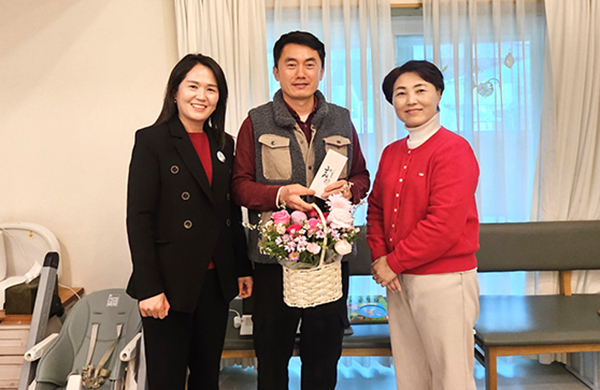 신정아 보은교육발전협의회장과 양명진 사무국장이 류지현씨의 득남을 축하하고 있다.
