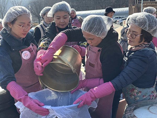 다문화 여성들이 장을 담그고 있다. 생활개선보은군연합회는 지난달 26일 보은군장류체험장에서 다문화 여성들에게 전통장 교육 진행과 함께 보은군가족지원센터와 지역사회의 소외계층 돌봄 및 건전한 농촌가정 문화 정착 활동을 지원하고 가족 복지 증진을 위한 상호 협력 업무협약을 맺었다.