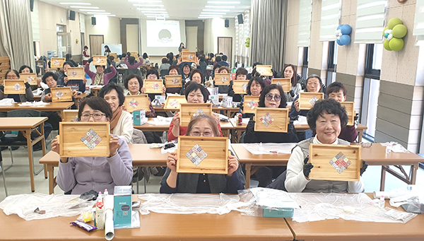 생활개선회보은군엽합회원들이 읍면 과제교육 실습을 통해 만든 원목 트레이를 들어 보이고 있다. /제공 생활개선보은연합회