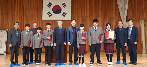 보덕중학교총동문회와 재경동문회가 입학생들에게 장학금을 전달하고 입학을 축하하고 있다.