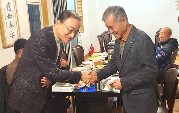 홍성관 신임 위원장이 이종환 이임 위원장에게 감사를 표하고 있다.