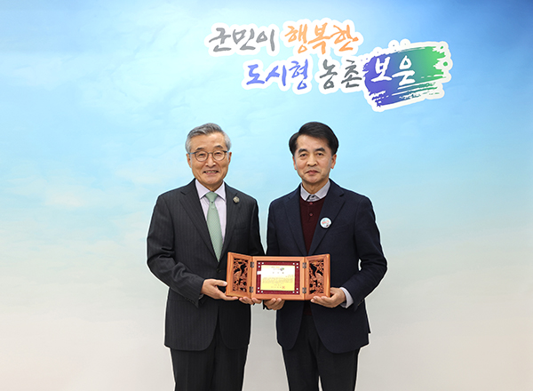 지방소득세 64억 원을 납부한 김상문 ㈜인광그룹 회장에게 최재형 군수가 감사한 마음을 전달했다. /제공 보은군