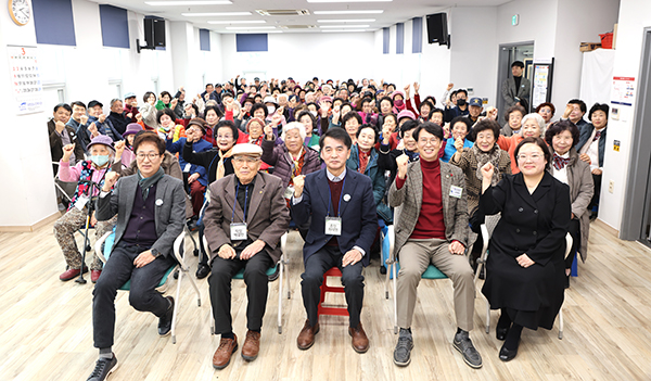 ‘회남·회인면노인복지대학’에 참여한 내빈과 학생들이 철도유치와 행복을 기원하고 있다.