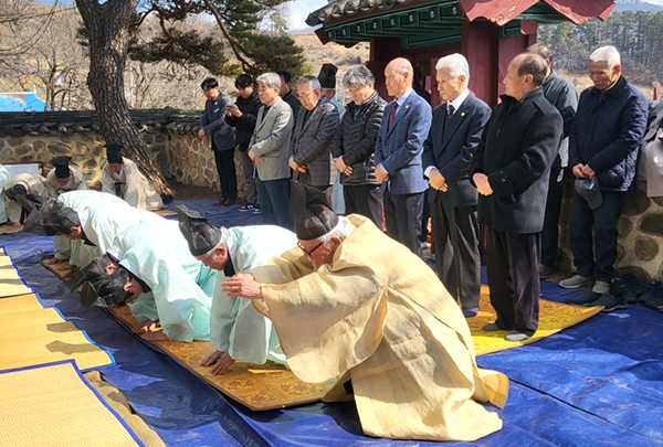 우탁선생 자손들이 상현사에서 춘계제향을 올리고 있다.