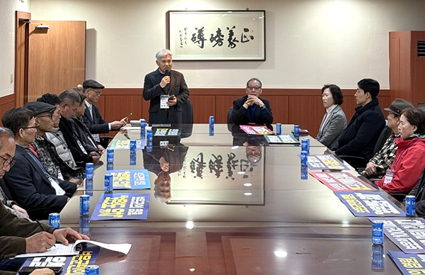 수한초총동문회가 선진그룹을 찾아 발대식을 갖고 있다.