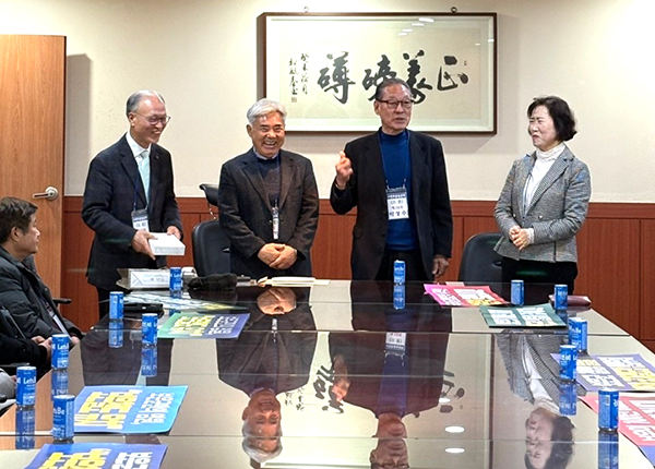 선진그룹 박성수 회장이 동문회와 모교에 발전기금을 전달하고 격려하고 있다.