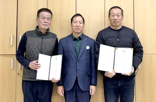 윤갑진 보은군체육회장이 김숭길 그라운드골프협회장과 이영순 보은군자전거연맹 회장에게 인준서를 전달하고 있다.
