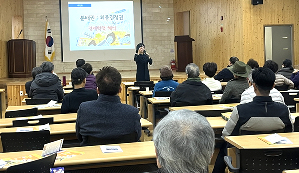 보은군 귀농귀촌협의회 어울림한마당 행사에서 최윤희 대표가 귀농귀촌인들이 역할 등에 대해 강의하고 있다. /제공 보은군 귀농귀촌협의회