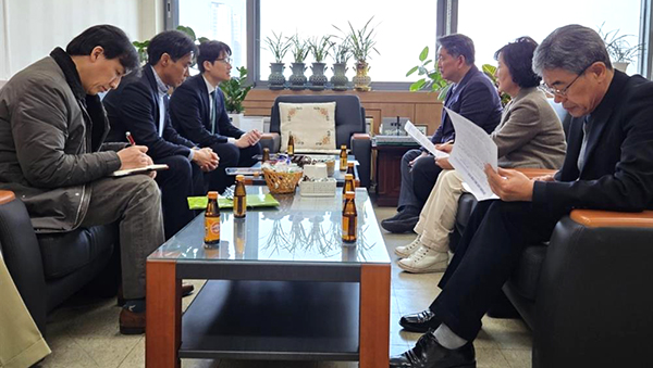 민주당 이재한 동남4군 지역 위원장과 박경숙 충북도의원(사진 우측)이 충북도청 철도교통과 관계자들과 보은 철도 노선 유치에 대해 대화를 나누고 있다.