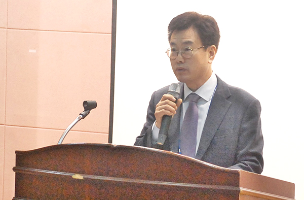 속리산중학교 총동문회 이기호 회장이 모교와 동문회의 발전을 기원하고 있다.