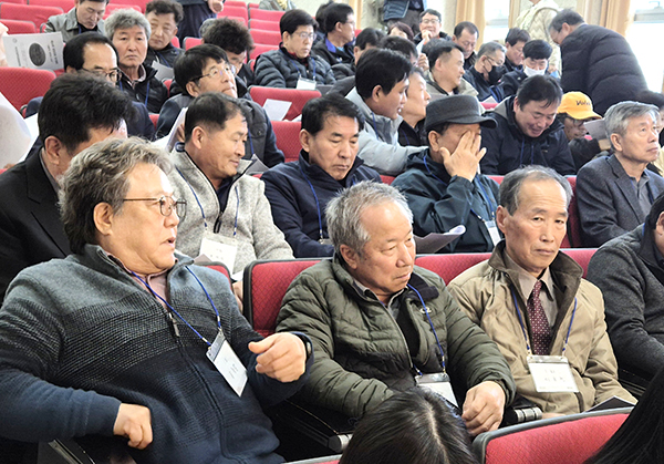 총동문회 정기총회에 참여한 동문회원들.