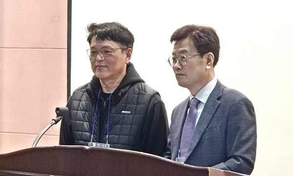 이기호 회장이 차기 조진성(좌) 회장을 소개하고 있다.
