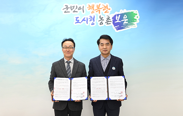 최재형 군수(좌측)와 사단법인 나누미장애인복지회 임기순 대표.